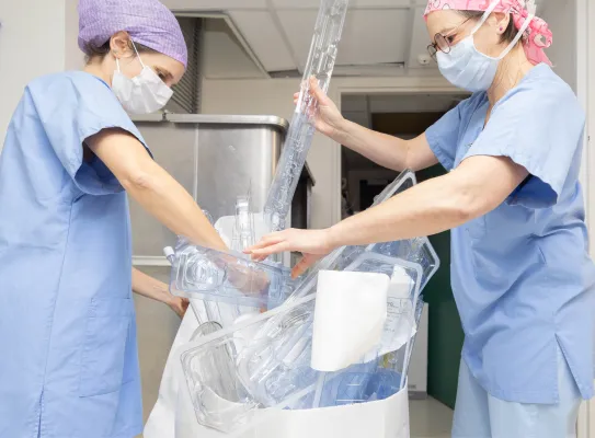 Personnel de santé jetant des déchets hospitaliers