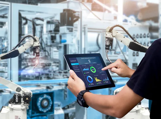 Technicien pilotant la production industrielle avec un outil numérique