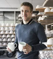 Léo COCHAIN montre les tasses en porcelaine JL Coquet