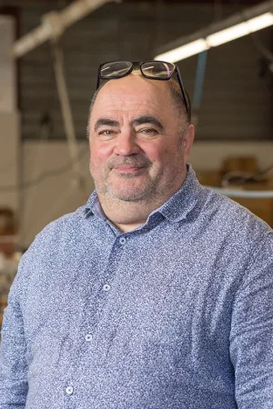 Éric CHAUVIÈRE dans l'atelier de Baléa Confection