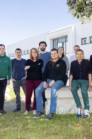 L'équipe de Bloom Lasers devant les locaux de l'entreprise