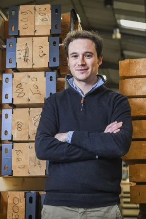 Pierre PIPO devant les structures préfabriquées de Dassé Construction