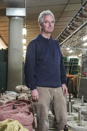 Benoît de LAROUZIÈRE devant les bobines de laine de la filature Fonty