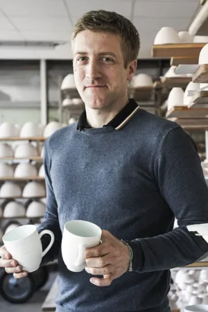 Léo COCHAIN montre les tasses en porcelaine JL Coquet